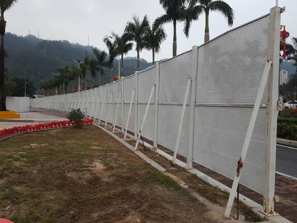 房地产商 - 户外冲孔板围挡+喷绘